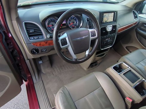 Used 2016 Chrysler Town & Country Touring w/ Driver Convenience Group image 16