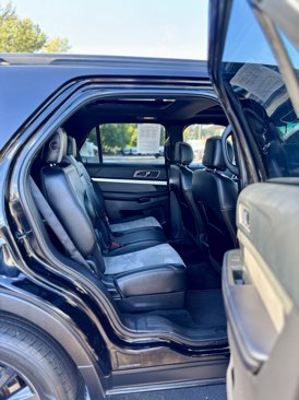 Used 2017 Ford Explorer XLT w/ XLT Technology Feature Bundle image 12