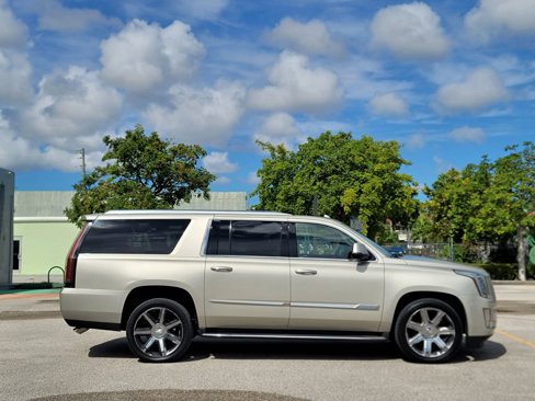Used 2016 Cadillac Escalade ESV Luxury image 4