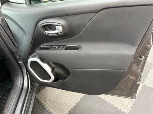 Used 2020 Jeep Renegade Latitude w/ Cold Weather Group image 34