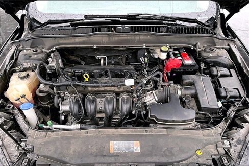 Used 2017 Ford Fusion SE w/ Fusion SE Technology Package image 5