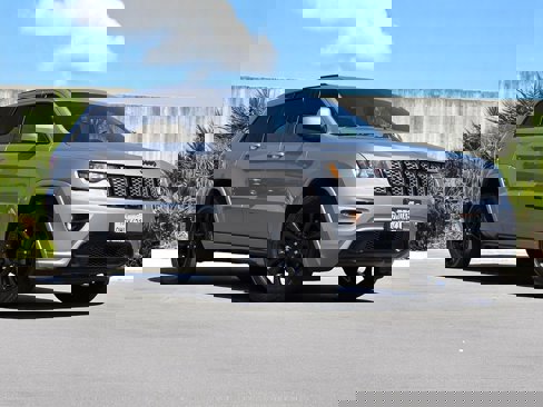 Used 2019 Jeep Grand Cherokee Altitude image 2