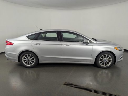 Used 2017 Ford Fusion SE w/ Fusion SE Technology Package image 6