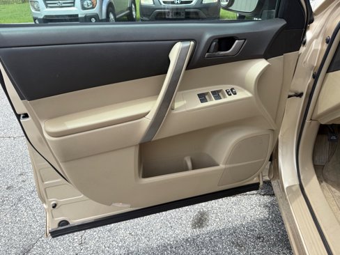 Used 2010 Toyota Highlander SE image 11