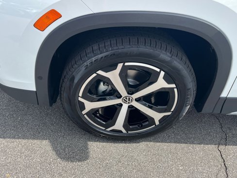New 2025 Volkswagen Tiguan SE image 10