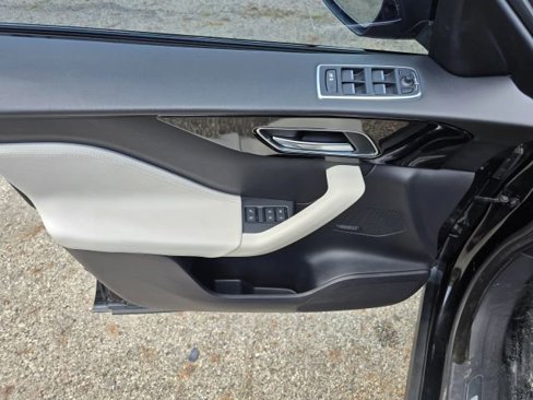 Used 2018 Jaguar F-PACE R-Sport image 15