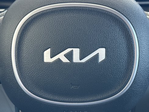 Used 2022 Kia Carnival EX image 35