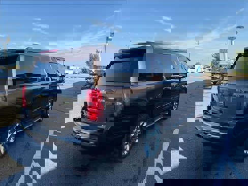 Used 2018 Chevrolet Suburban Premier image 4