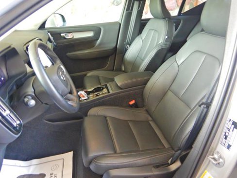 Used 2025 Volvo XC40 B5 Plus image 13