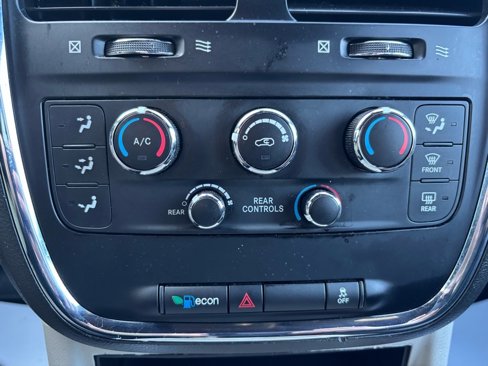 Used 2018 Dodge Grand Caravan SXT image 37