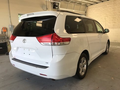 Used 2014 Toyota Sienna LE image 4