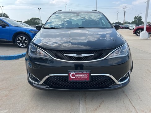 Used 2017 Chrysler Pacifica Touring-L image 2