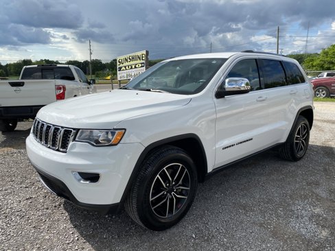 Used 2021 Jeep Grand Cherokee Laredo image 1