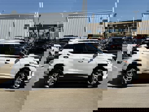 Used 2024 Nissan Kicks S image 3