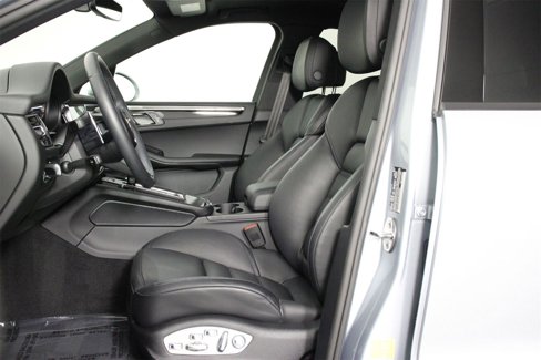 Certified 2025 Porsche Macan image 5