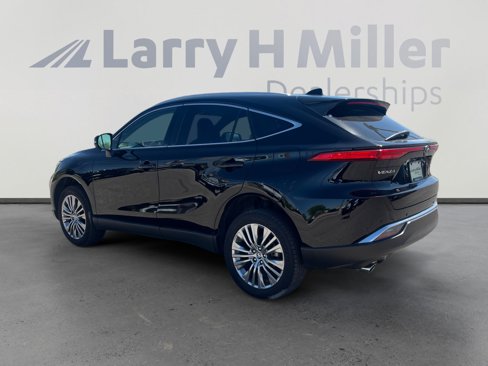 Used 2022 Toyota Venza XLE image 3