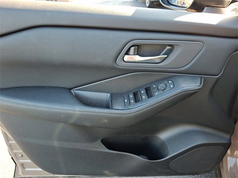Used 2025 Nissan Rogue SV image 13