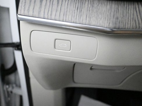 Certified 2024 Volvo XC90 B6 Ultimate w/ Protection Package Premier image 15