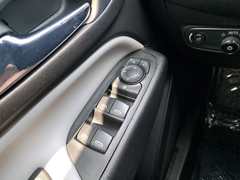 Used 2021 Chevrolet Equinox LS image 33