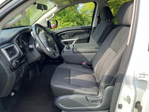 Used 2018 Nissan Titan SV image 10