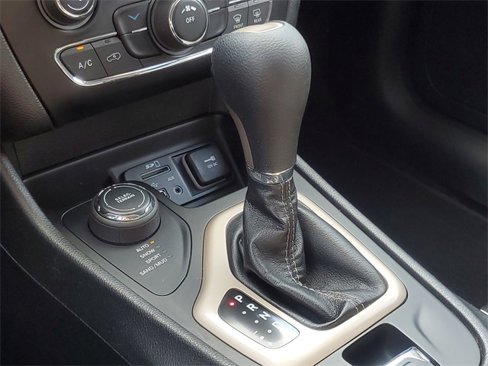 Used 2018 Jeep Cherokee Latitude w/ Safety Group image 24