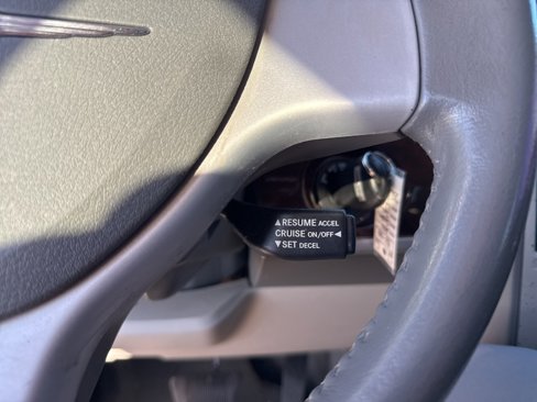 Used 2010 Chrysler Town & Country Touring image 17
