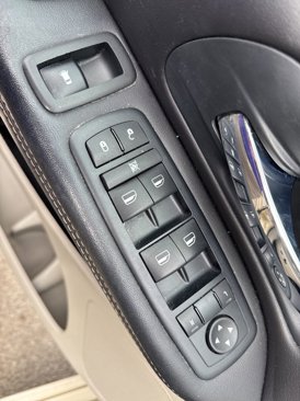 Used 2011 Chrysler Town & Country Touring-L image 11