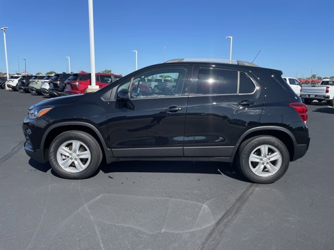 Used 2022 Chevrolet Trax LT w/ LT Convenience Package image 2
