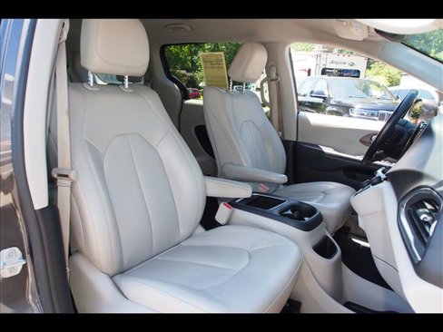 Used 2019 Chrysler Pacifica Touring-L Plus w/ Advanced Safetytec Group image 13