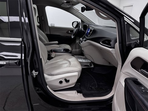 Used 2017 Chrysler Pacifica Touring-L Plus image 14