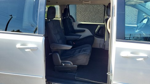 Used 2017 Dodge Grand Caravan SE w/ UConnect Hands-Free Group image 21