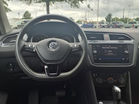 Used 2021 Volkswagen Tiguan SE image 14