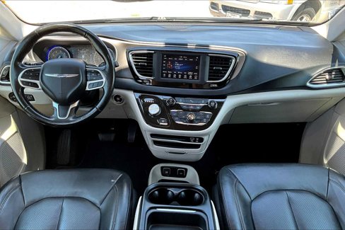 Used 2020 Chrysler Pacifica Touring-L image 14