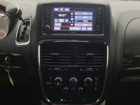 Used 2017 Dodge Grand Caravan SXT image 25
