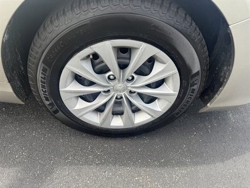 Used 2015 Toyota Camry LE image 9