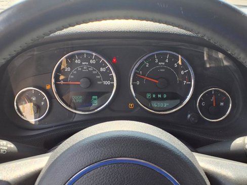 Used 2015 Jeep Wrangler Unlimited Sahara w/ Connectivity Group image 18