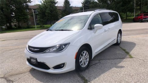 Used 2020 Chrysler Pacifica Touring-L image 6