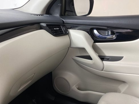 Used 2017 Nissan Rogue Sport SV w/ SV Premium Package image 23