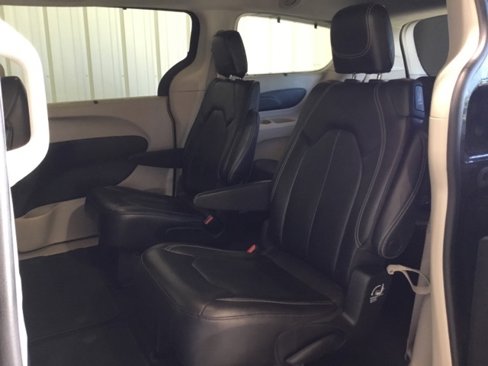 Used 2022 Chrysler Pacifica Touring-L image 43