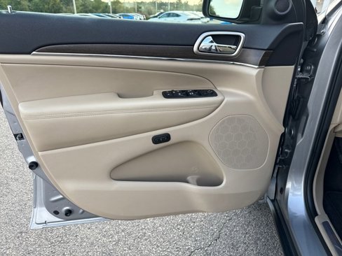 Used 2017 Jeep Grand Cherokee Limited w/ Luxury Group II image 11