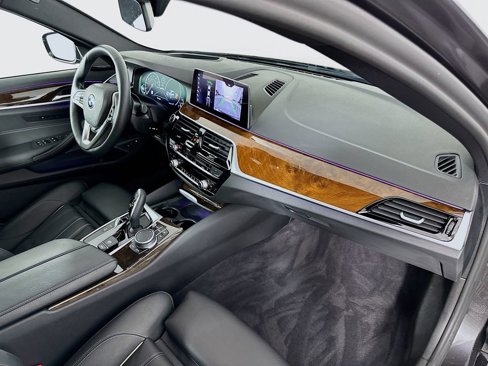 Used 2019 BMW 530e xDrive w/ Executive Package image 29