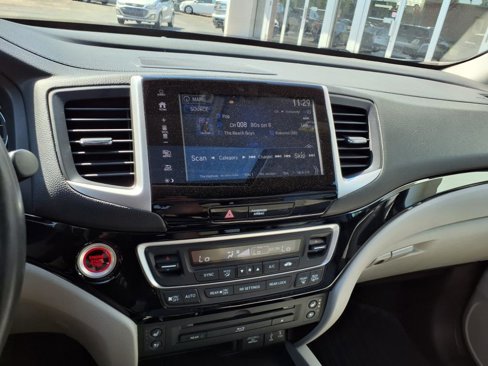 Used 2017 Honda Pilot Elite image 48