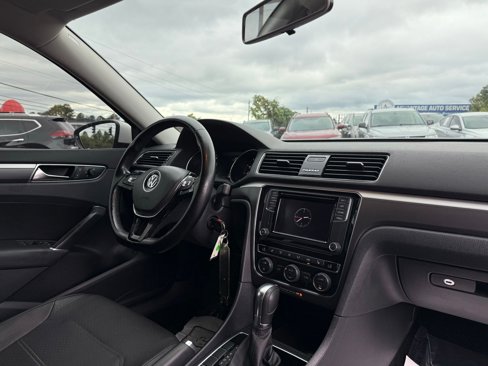 Used 2018 Volkswagen Passat 2.0T R-Line image 40