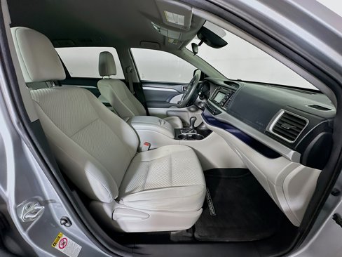 Used 2017 Toyota Highlander LE image 30