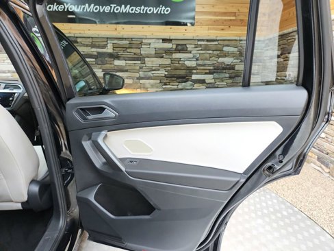 Used 2021 Volkswagen Tiguan SE R-Line image 34