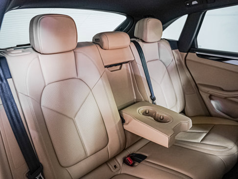 Certified 2023 Porsche Macan Turbo image 6