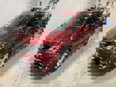 Used 2018 Chrysler Pacifica Touring-L w/ Premium Audio Group image 1