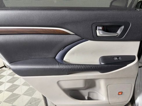 Used 2016 Toyota Highlander Limited image 26