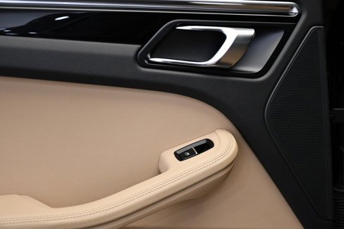 Used 2023 Porsche Macan Turbo image 42