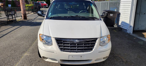 Used 2006 Chrysler Town & Country Limited image 3